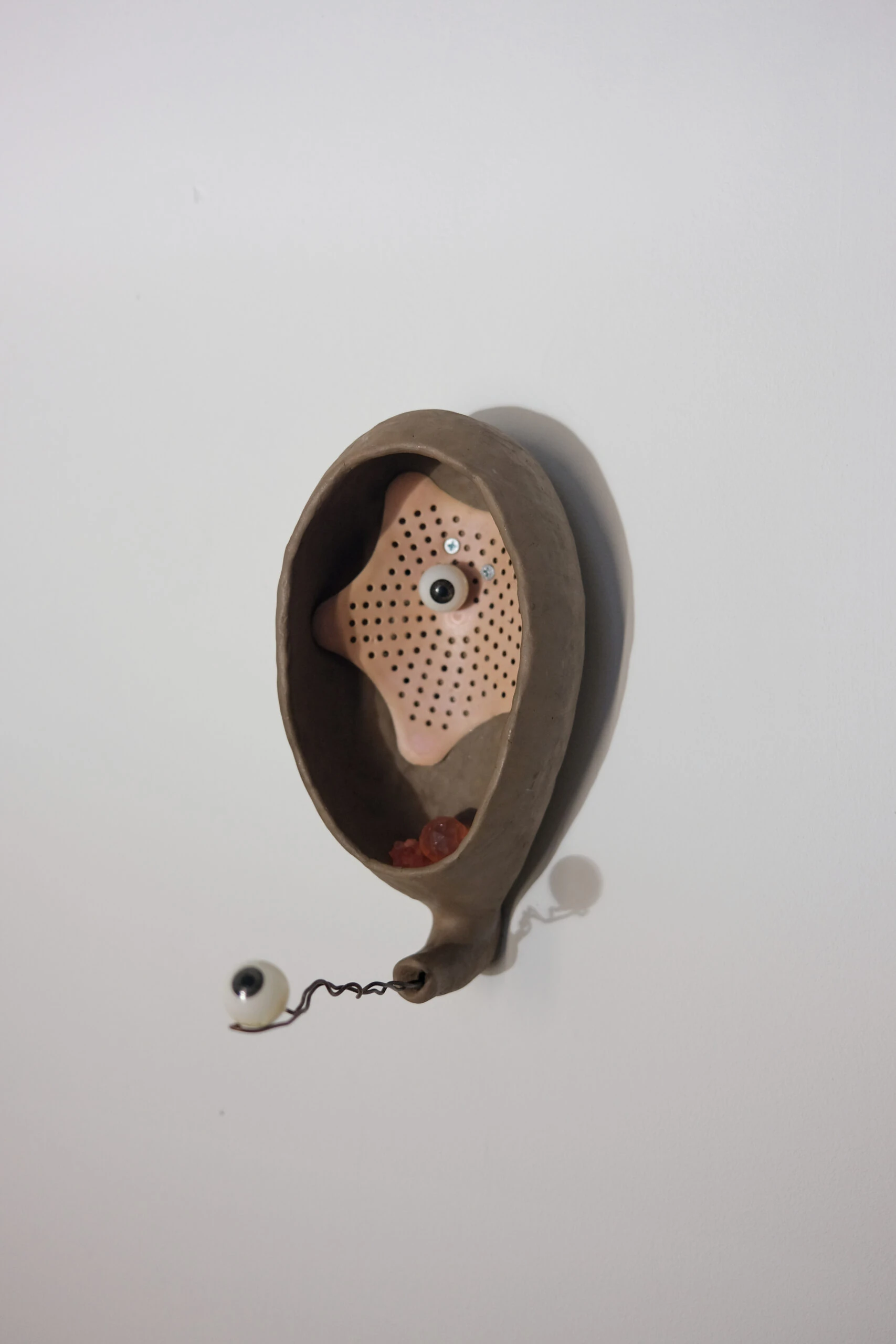 Espelho, 2023, Faince, found objects 28x14,5x9,5 cm